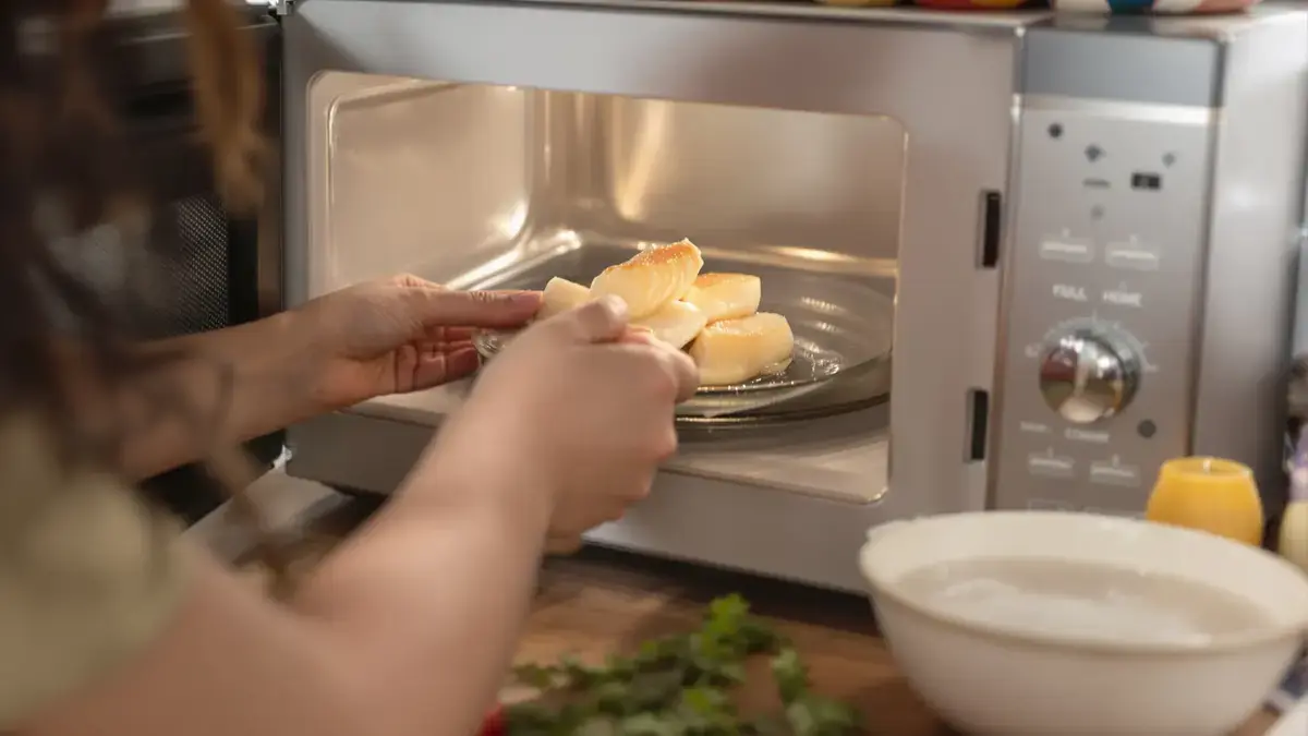 Kun je Sint-Jakobsschelpen in de magnetron ontdooien zonder ze te beschadigen?