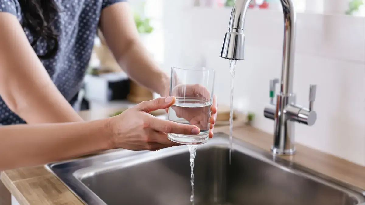 Zonder azijn of baksoda: het trucje met een half glas dat de afvoer vanzelf schoonmaakt