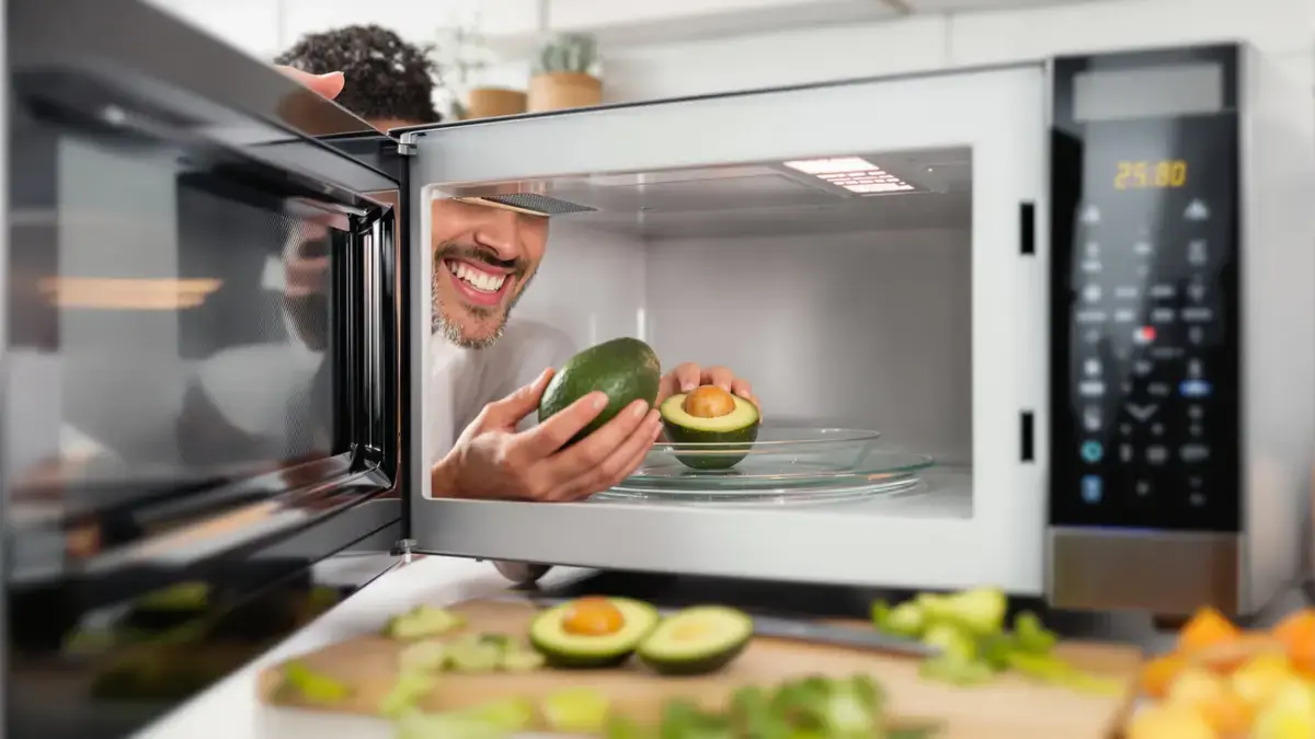 Avocado te hard? De bliksemsnelle techniek om hem in een minuut rijp te maken