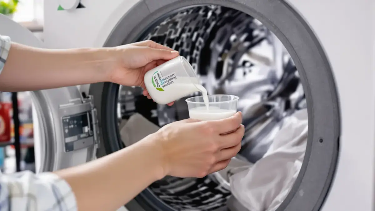 Slechts één kopje in de trommel is genoeg om de wasmachine te ontkalken, en deze tip is weinig bekend