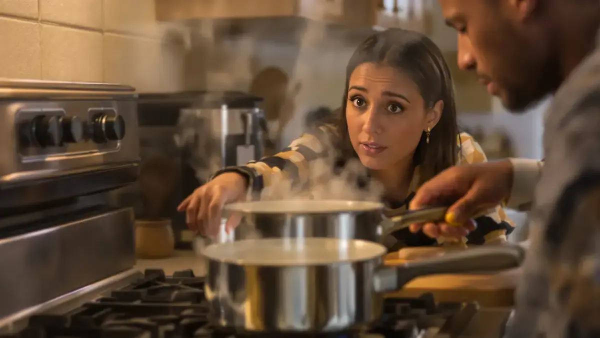 Het verwarmen van water of melk in de magnetron wordt sterk afgeraden, maar weinig mensen weten waarom.